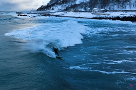 Jamie O'brien surfe dans une tempête de neige verglaçante