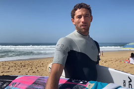 Revivez la folle journée de Jorgann Couzinet, surfeur français de la team Sooruz. 
