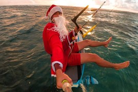 Le Père Noël fait du kitesurf !